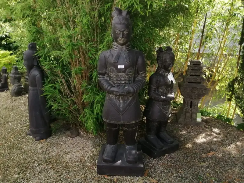 Artikelbild 4 des Artikels “Chinesischer Krieger, stehend, 150 cm Höhe, Kunststein, handgefertigt & farbig. Eingefaerbt in der Farbe Antik-Finish “